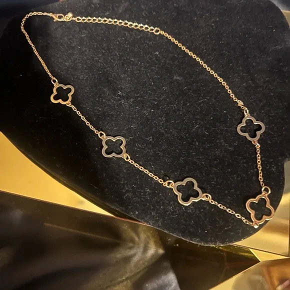 Chic Gold Clover Pendant Necklace - Picture 3 of 5